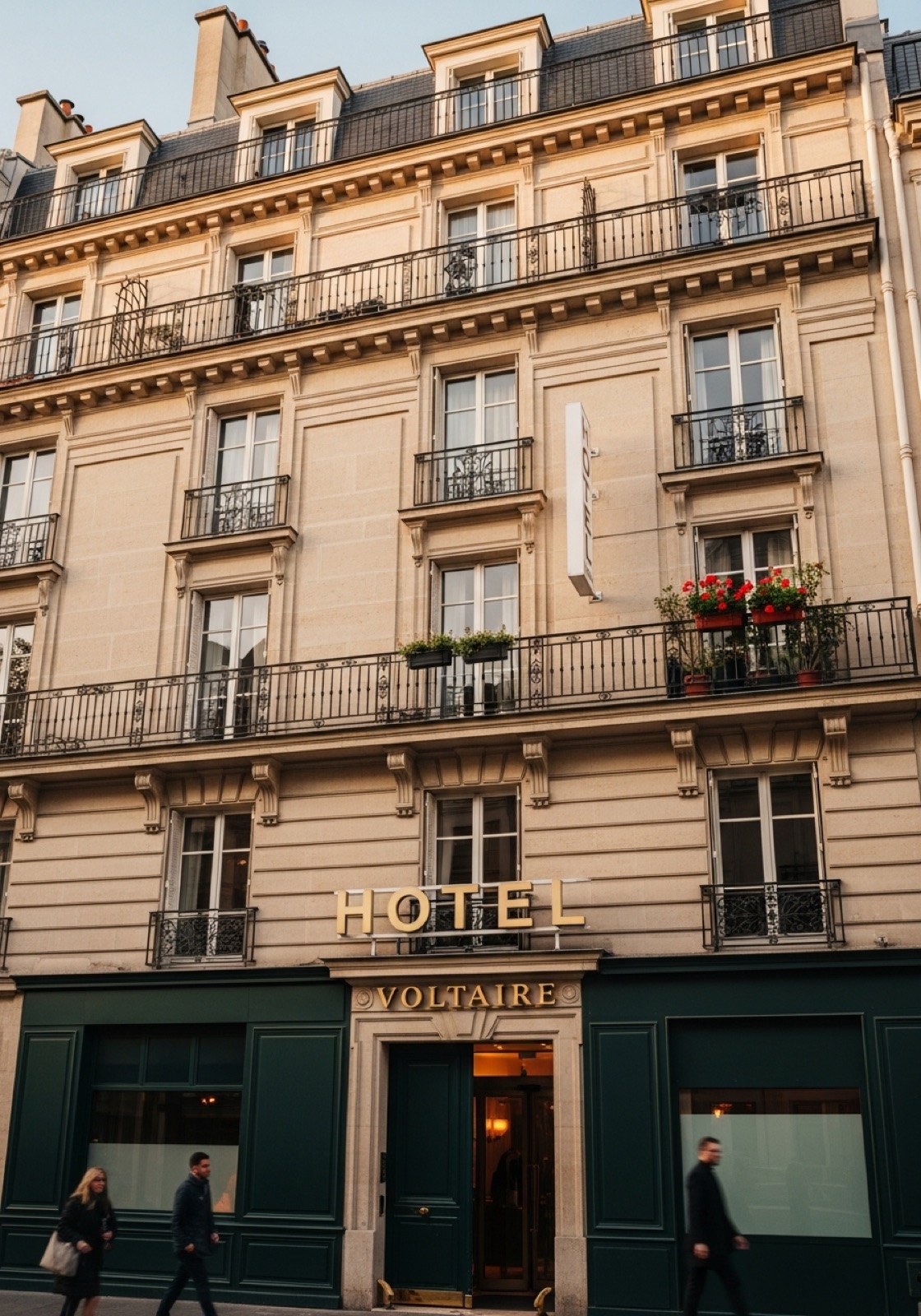 Façade haussmannienne de l'Hôtel Voltaire